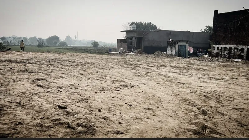 गोंडा: दयाराम तालाब पर अवैध कब्जे को लेकर बड़ी कार्यवाही, दर्ज खातेदारों के नामों को किया खारिज