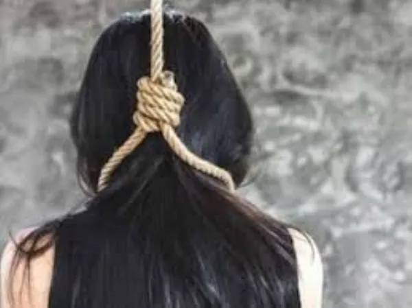 शाहजहांपुर: किशोरी का शव पेड़ से दुपट्टे से लटका मिला, मौके पर एएसपी सिटी 