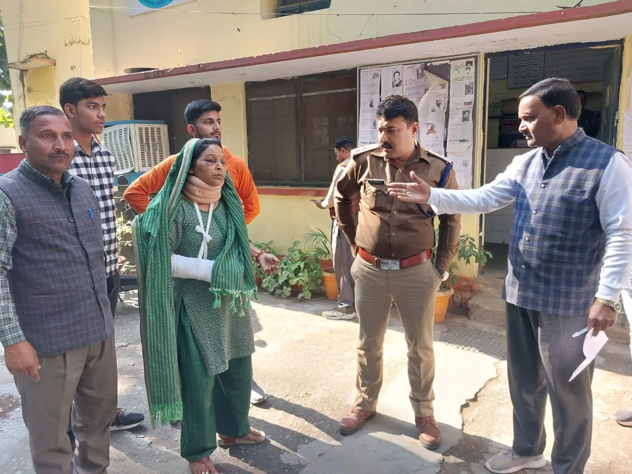 रुद्रपुर: मामूली विवाद में मां-बेटी का गला दबाकर मारने का प्रयास, लाठी-डंडों के हमले से किया अधमरा