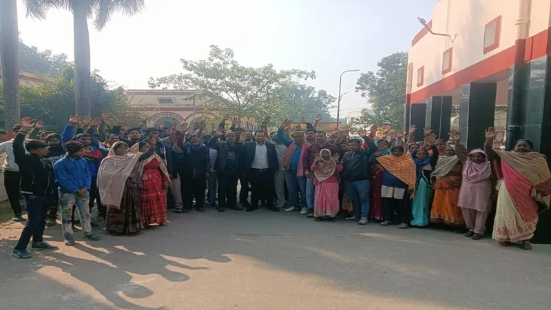 गोंडा: सपा के पूर्व मंत्री के रिश्तेदार समेत 11 लोगों को नगर पालिका ने दी नोटिस, डीएम से मिले पीड़ित