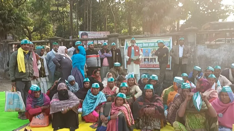 बहराइच: मेडिकल कॉलेज में नहीं मिल रहा इलाज, डॉक्टर लिख रहें बाहर की जांच, समस्याओं को लेकर सौंपा ज्ञापन