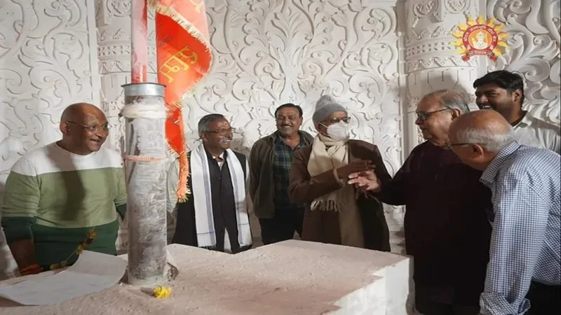 अयोध्या: राम मंदिर के मॉडल को मूर्तरूप लेता देख भाव-विभोर हुए चंद्रकांत सोमपुरा, टेका माथा 