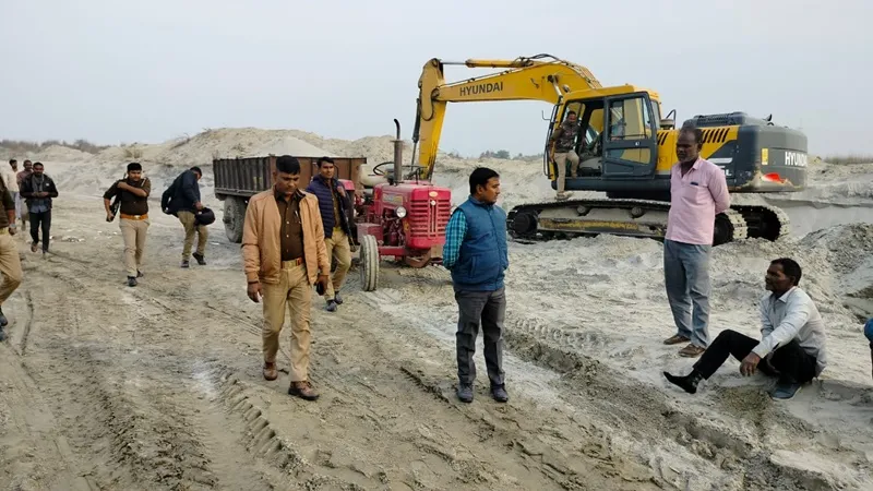 गोंडा: घाघरा के किनारे से एक लाख घनमीटर बालू खोद ले गए खनन माफिया, दो पोकलैंड मशीन व सात ट्रक बरामद