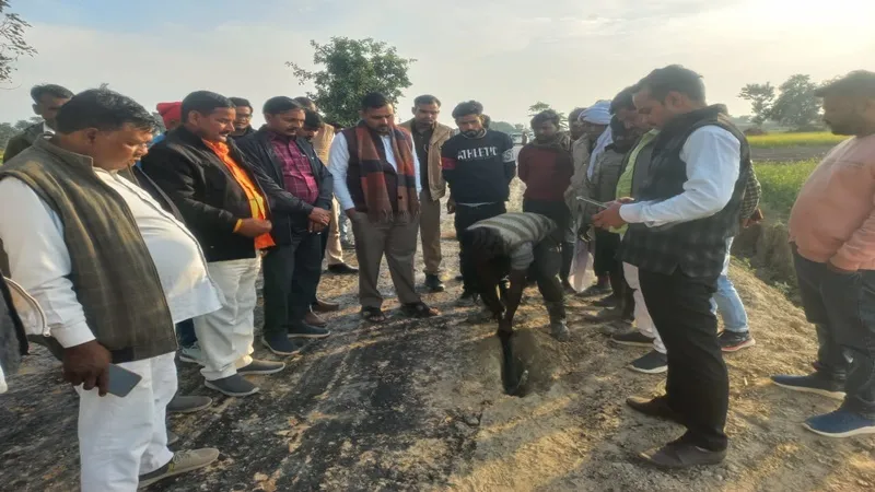 बहराइच: विधायक प्रतिनिधि के निरीक्षण में सड़क निर्माण में मिली खामियां, रोकवाया कार्य