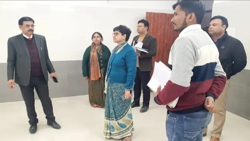 अयोध्या: प्रमुख सचिव आयुष ने किया मेडिकल कॉलेज का निरीक्षण, कहा- बनाएं नई प्रयोगशाला 