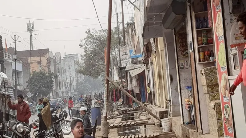 रायबरेली: हादसे को दावत दे रहा बिजली का पोल, शिकायत पर जेई और एसडीओ करते हैं बदसलूकी 