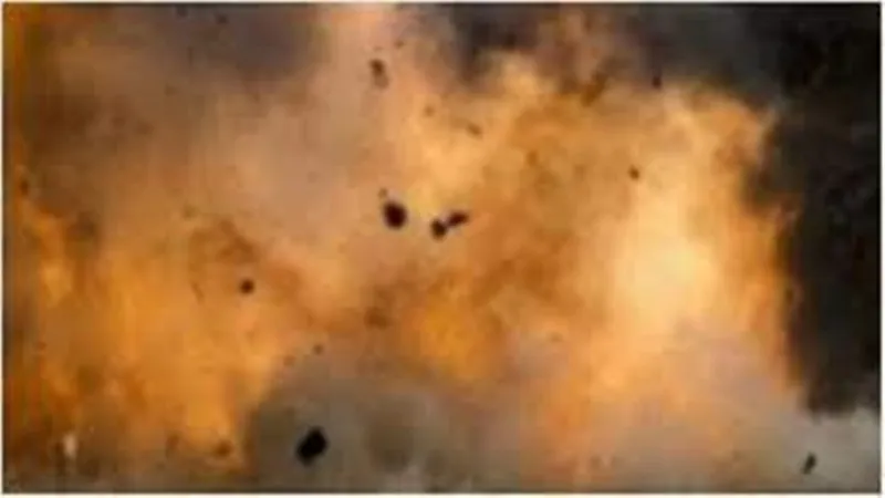 देवरिया: विस्फोट से गिरी मकान की छत, दो घायल