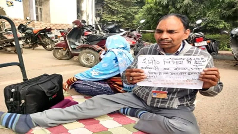 आगरा: अपने ही विभाग के अधिकारियों के खिलाफ पत्नी संग धरने पर बैठा रेलवे कर्मचारी, जानें मामला