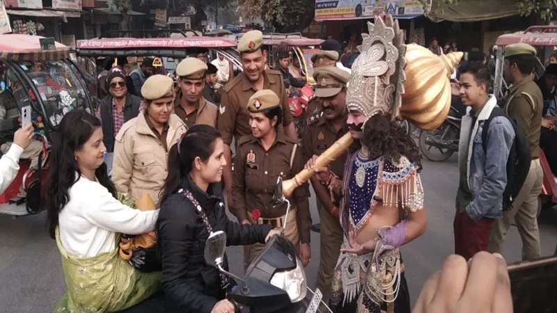हरदोई: सड़क पर उतरे यमराज, बाइक और कार सवारों को दी हिदायत, लोगों ने ली सेल्फी