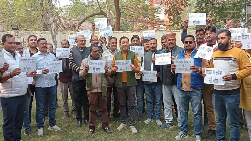 प्रतापगढ़: विधायक के खिलाफ ठेकेदारों का प्रदर्शन, धन उगाही का आरोप