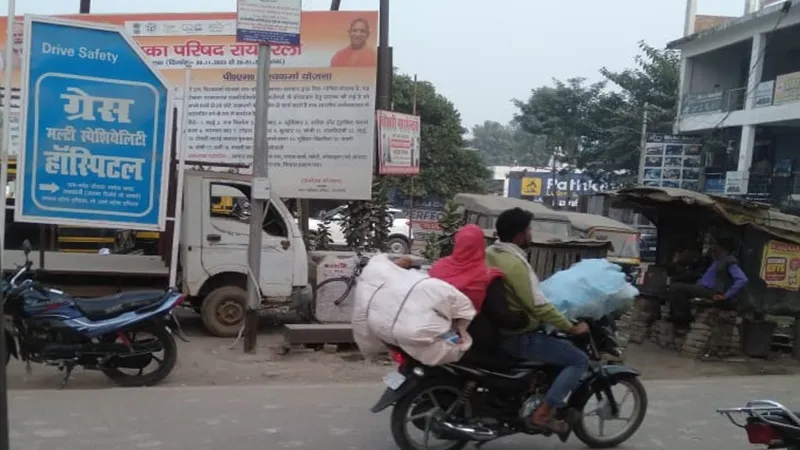 रायबरेली: यातायात नियमों का पाठ सीखने को नहीं तैयार वाहन चालक, बाइक पर कर रहे ट्रिपलिंग