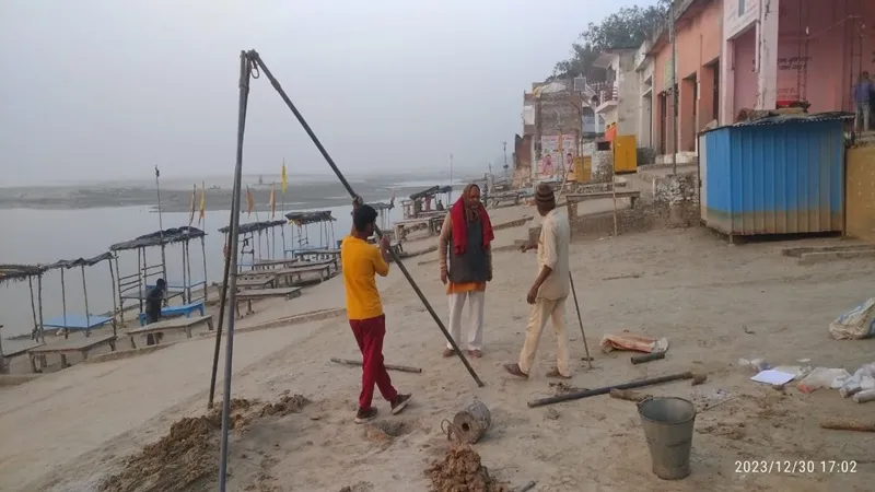 रायबरेली: गोकना घाट के सौंदर्यीकरण के लिए टीम ने किया मृदा परीक्षण