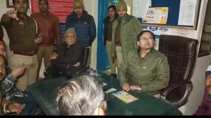 कानपुर: सीसामऊ में व्यापारी को दरोगा ने जड़ा थप्पड़, व्यापारियों ने किया जमकर हंगामा, देखें Video