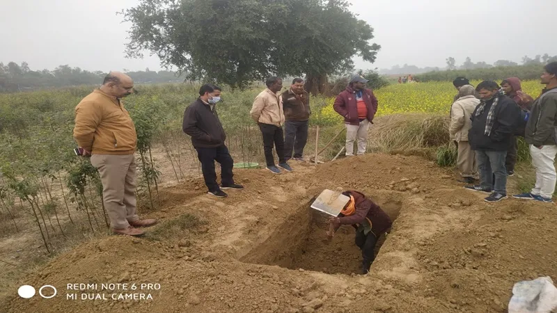 बहराइच: पांचवें दिन कब्र से खोदकर निकाला गया महिला का शव, जिला मजिस्ट्रेट के निर्देश पर हुई कार्रवाई, जानें मामला 