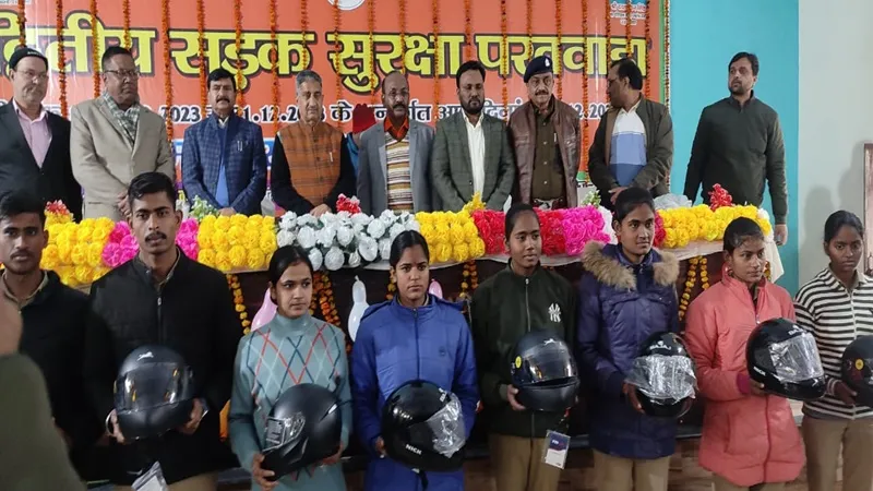 बहराइच: युवाओं की जागरुकता से रुकेंगे सड़क हादसे, बोले मुकुट बिहारी, छात्र-छात्राओं को बांटे गए हेल्मेट