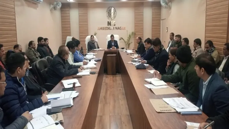 अंबेडकरनगर: जिलाधिकारी ने सीएम डैसबोर्ड के संबंध में की बैठक, अधिकारियों को दिए यह निर्देश