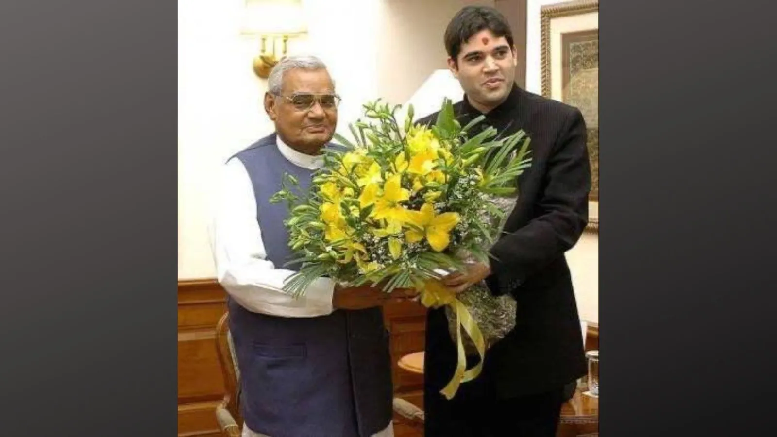 पीलीभीत : अपनी ही सरकार को घेरने वाले भाजपा सांसद वरुण गांधी ने साझा की अटल बिहारी संग खींची तस्वीर, लिखा- आती है याद