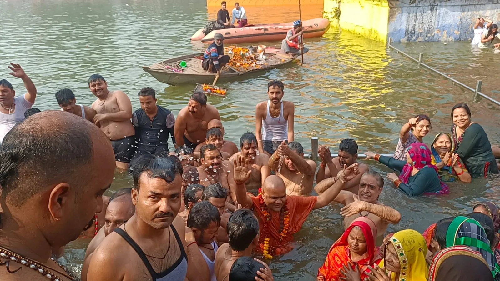 मोक्षदा द्वादशी : महामंडलेश्वर एवं महंत के स्नान के साथ शुरू हुआ शाही स्नान