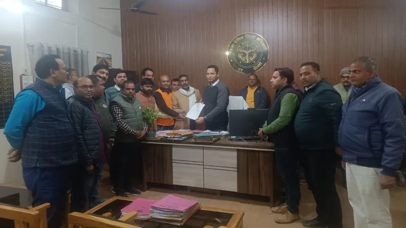 अयोध्या में शिक्षकों की विभिन्न समस्याओं को लेकर बीएसए को सौंपा ज्ञापन 