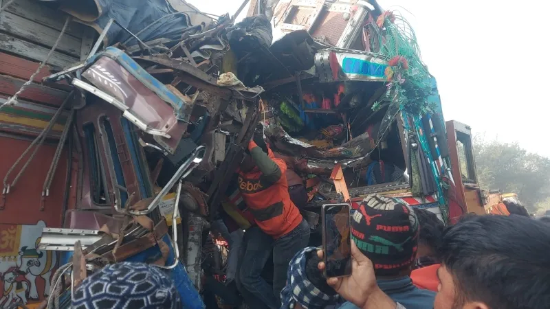 मोहनलालगंज सड़क हादसा : आमने-सामने भिड़े दो ट्रक, कड़ी मशक्कत के बाद बाहर निकाले गए चालक - एक की मौत   