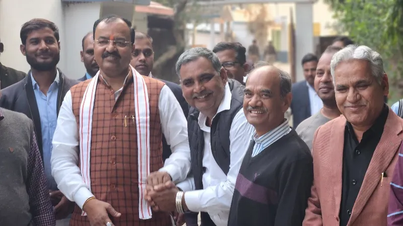 वाराणसी : बुद्ध की शरण पहुंचे डिप्टी सीएम केशव प्रसाद मौर्य, लगाया ध्यान 