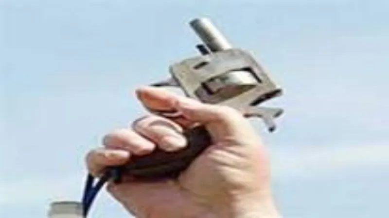 लखनऊ : बीच सड़क पर कार खड़ी कर लहराया असलहा, वीडियो वायरल 