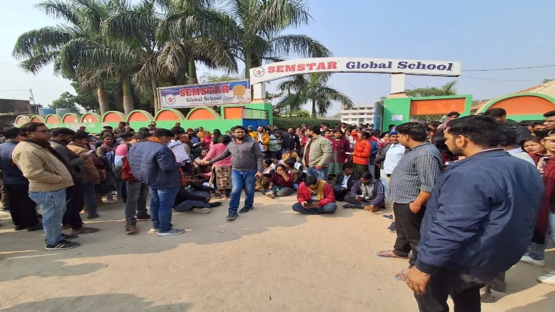 प्रयागराज में पेपर लीक पर अभ्यर्थियों का हंगामा, स्थिति संभालने में जुटे अधिकारी 