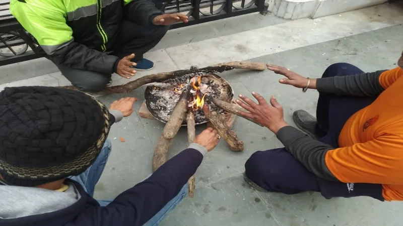 UP weather : कई जिलों में घने कोहरे का अलर्ट जारी, Cold day में अलाव के सहारे हैं लोग 