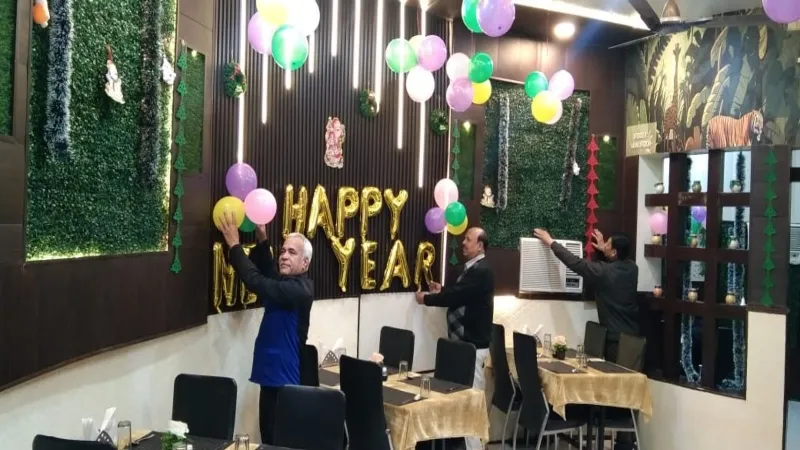 New year 2024 : सज गए रेस्टोरेंट-होटल, केक-पेस्ट्री की दुकानों पर उमड़ी भीड़ 