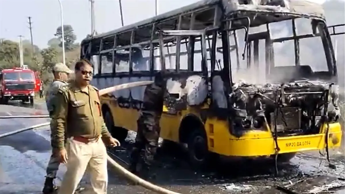 मध्य प्रदेश : बच्चों को ले जा रही स्कूल बस में लगी आग, वाहन क्षतिग्रस्त, कोई हताहत नहीं