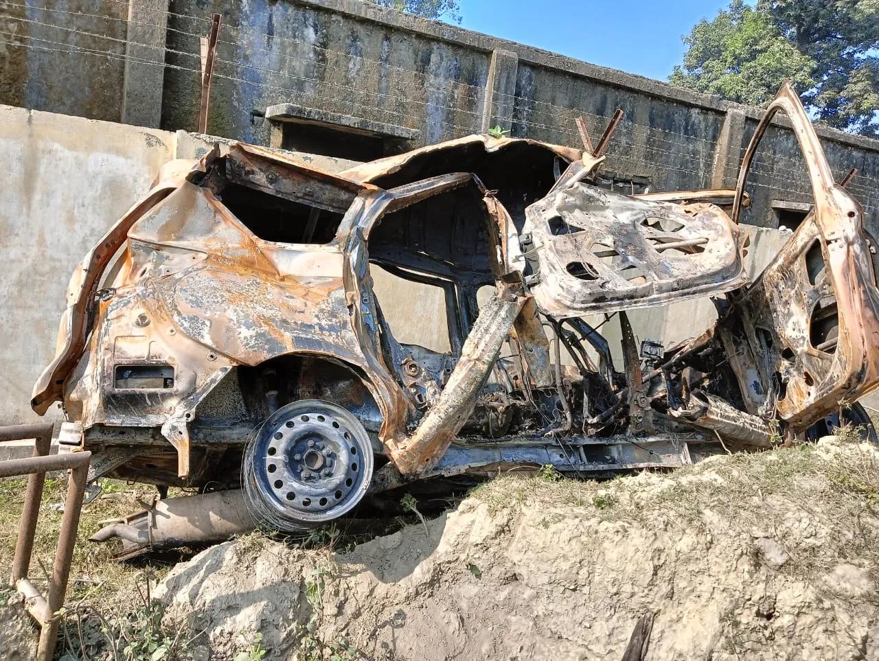 बड़ा सवाल : डिवाइडर से बगैर टकराए दूसरी तरफ कैसे पहुंची कार