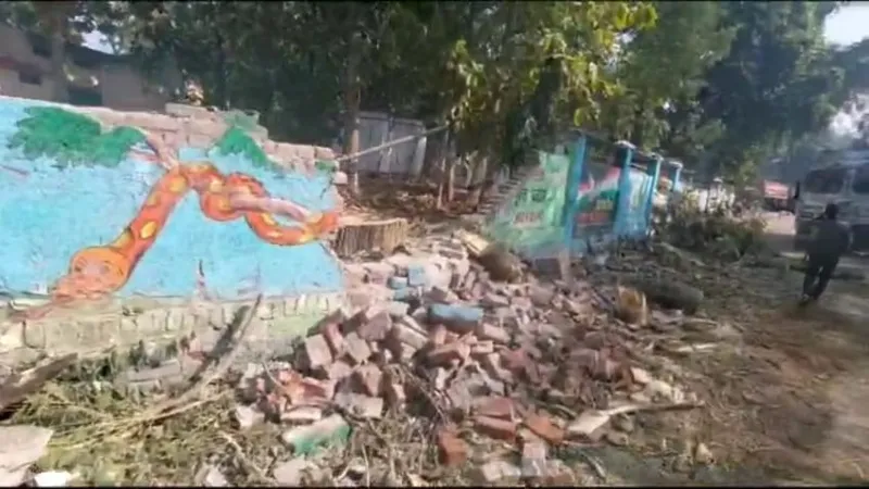 बहराइच : अचानक गिरा विशालकाय पेड़, बीएसएनएल परिसर में टूटी दीवार 