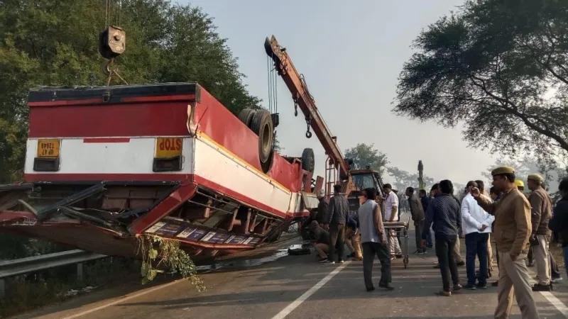 बलरामपुर : पुल की रेलिंग तोड़ खाई में गिरी रोडवेज बस, दो की मौत -18 घायल