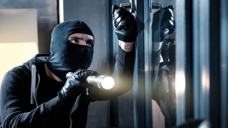 बर्तन व्यापारी के घर और दुकान में करोड़ों की डकैती, खुलासे में लगी पुलिस की कई टीम  