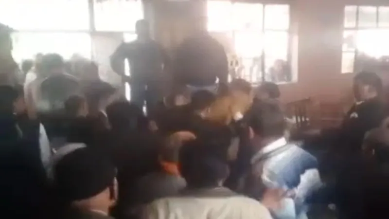 प्रयागराज : हंडिया तहसील में अधिवक्ताओं के दो गुटों में हुआ जमकर बवाल, भारी फोर्स तैनात