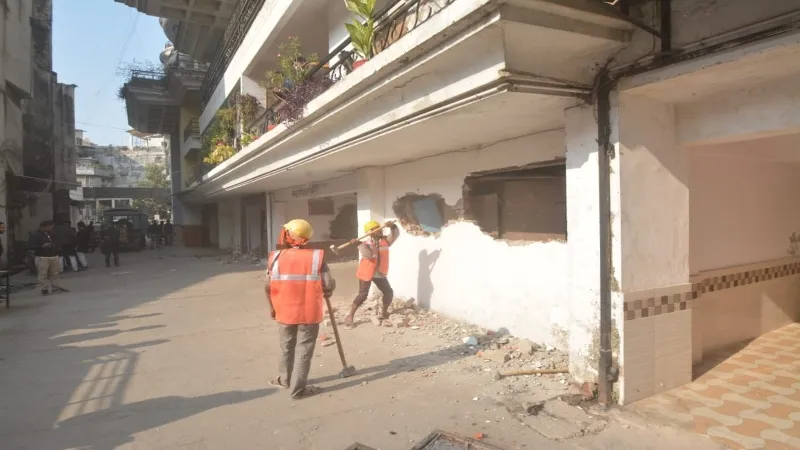 Video - लखनऊ में मुख्तार के करीबी पर बुलडोजर एक्शन, एलडीए ने सील किया FI टावर और हॉस्पिटल 