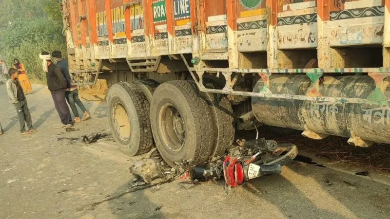 Balrampur accident : परीक्षा देने जा रहे बच्चों की बाइक में ट्रक ने मारी टक्कर  