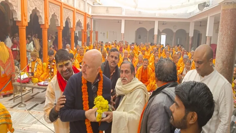 वाराणसी : अभिनेता अनुपम खेर ने संकट मोचन मंदिर में किया दर्शन पूजन