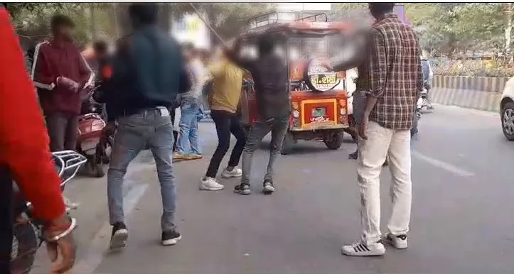 बरेली कॉलेज गेट के पास छात्र को सड़क पर दौड़ा-दौड़ा कर पीटा, वीडियो वायरल