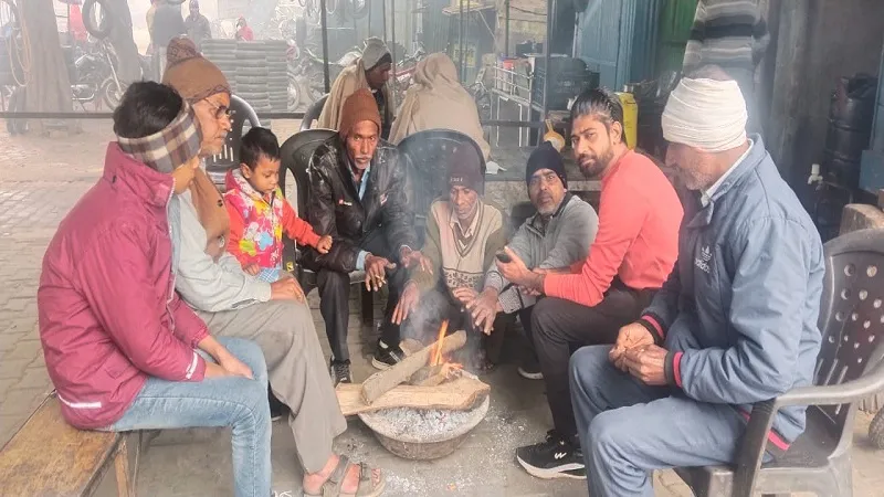 अमरोहा: कड़ाके की ठंड से ठिठुरे लोग, सूर्य ने नहीं दिए दर्शन 