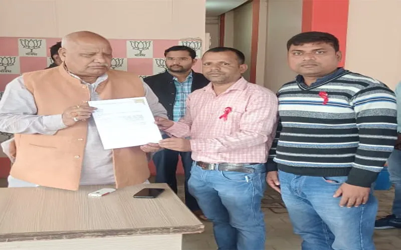 अयोध्या: विश्व एड्स दिवस पर सांसद को लगाया रेड रिबन, सौंपा आभार पत्र 