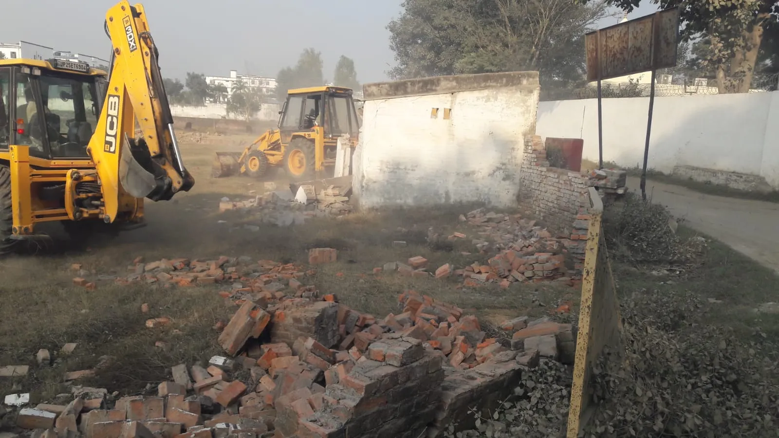 बरेली: जिपं सदस्य के साथ मिलकर उद्यमी बना रहे थे अवैध कॉलोनी, बीडीए ने चलाया बुलडोजर