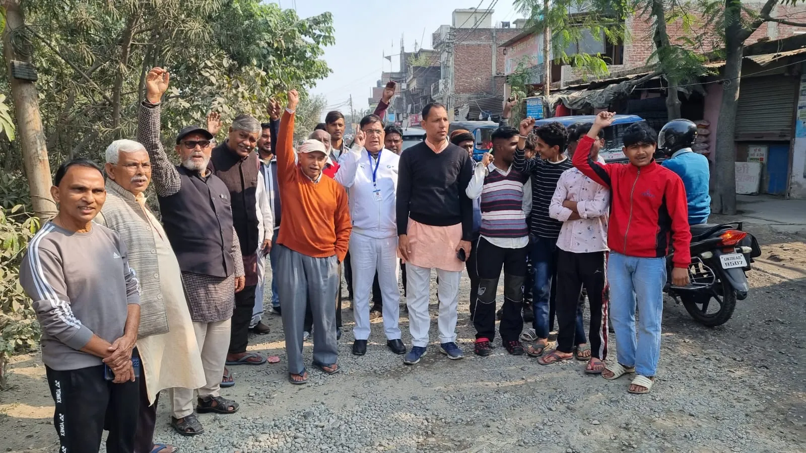 रुद्रपुर: अटरिया मार्ग में गड्ढे को लेकर भिड़े भाजपा-कांग्रेस नेता