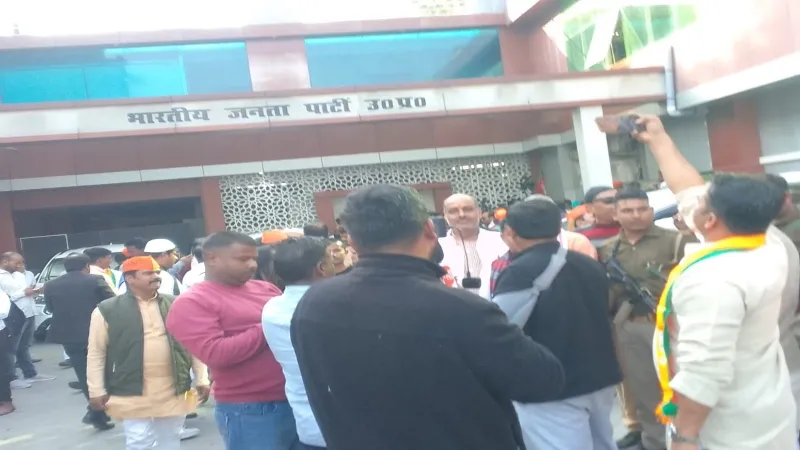 लखनऊ : भाजपा कार्यालय पर कार्यकर्ताओं ने जमकर किया डांस, Video में देखिये इनका उत्साह