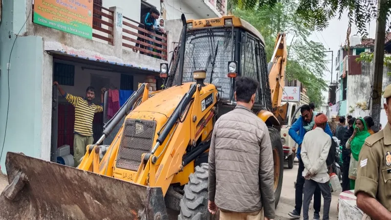 लखनऊ: प्रशासन के भारी दबाव के बीच मकान खाली कर जाने लगे भीखमपुर के लोग, दिया गया था अल्टीमेटम 