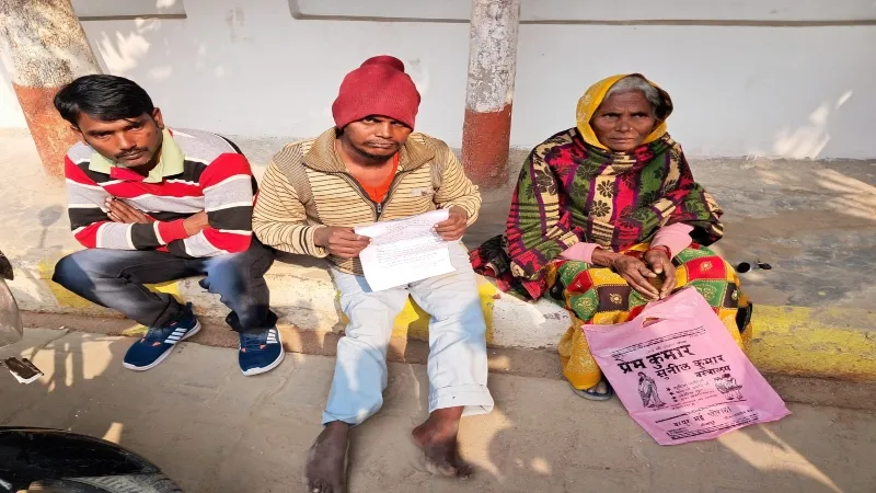 आरोप : दारोगा व लेखपाल ने गिराया दिव्यांग का निर्माणाधीन आवास