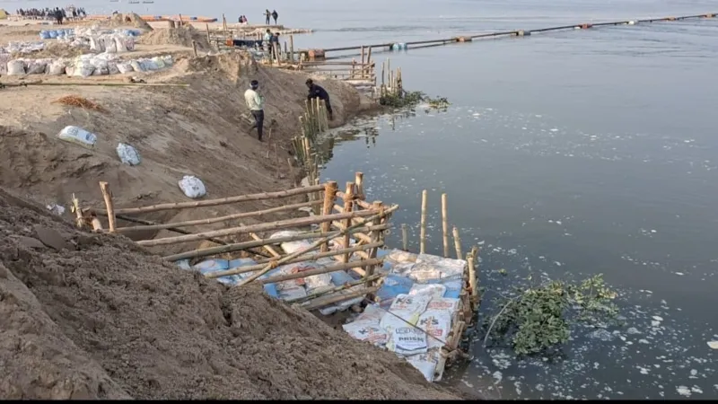 प्रयागराज : अरैल में कटान बनी बाधा, सिंचाई विभाग ने लगाया मड पंप