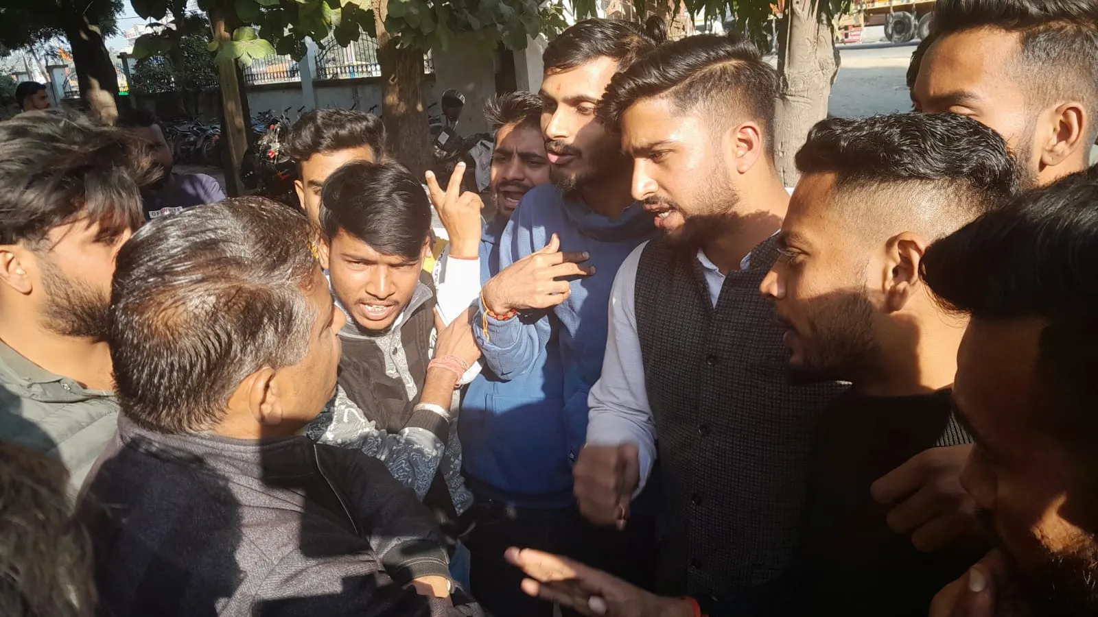 रुद्रपुर: मोबाइल को लेकर व्यापारियों और छात्रों में हुई तीखी नोकझोंक