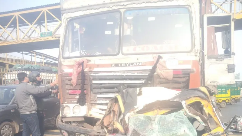 Agra accident : एनएच पर भीषण सड़क हादसा, ट्रक ने टेंपो को मारी टक्कर, 5 सवारियों की मौत - कई घायल