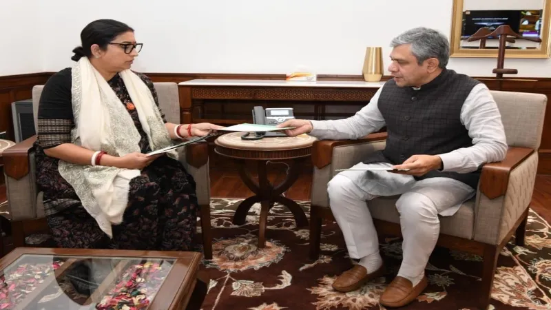 Railway minister से मिलीं केंद्रीय मंत्री स्मृति ईरानी, संसदीय क्षेत्र में इन सुविधाओं के लिए की बात   